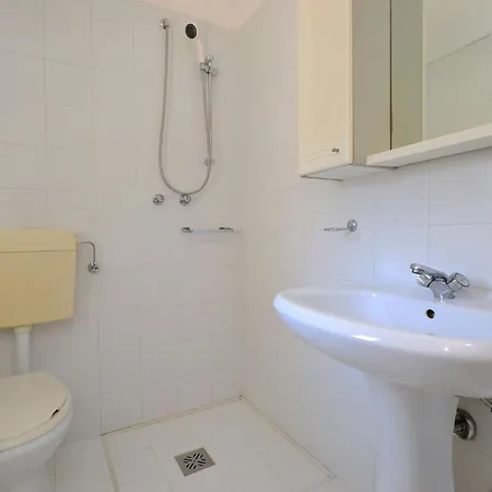 Two-level Flat For Groups In Lignano